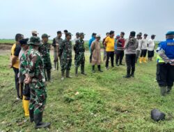 Karya Bhakti TNI–Polri Bersihkan Sampah dan Rumput Liar di Desa Bantarjaya