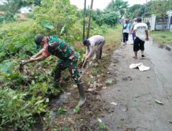 Babinsa dan Warga Sumberurip Bergerak Bersihkan Lingkungan