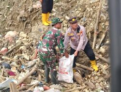 TNI-Polri dan Muspika Sukatani Kerja Bakti Bersihkan Kali Cikarang Hilir Pascabanjir