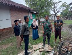 Satpol PP Kecamatan Pebayuran Sigap Tangani Rumah Roboh di Karangharja