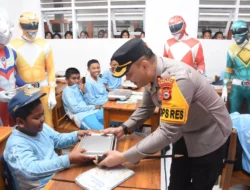 Kapolres Bulukumba Antar Ompreng MBG Dikawal 6 Superhero