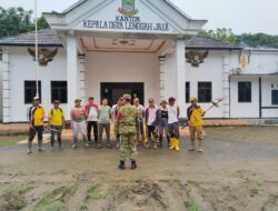 Jumsih Ramadan, Babinsa dan Aparatur Desa Bersihkan Lingkungan di Cabangbungin