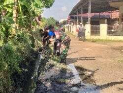 Kerja Bakti Di Bulan Suci Ramadan, Babinsa Koramil 11/Pebayuran Ajak Warga Bersihkan Saluran Air di Teluk Haur