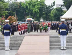 Panglima TNI Pimpin Upacara Penyerahan Jenazah dan Ikuti Upacara Pemakaman Wapres Ke-6 RI