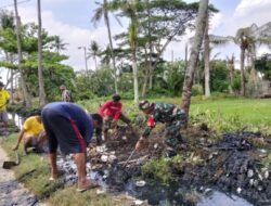 Babinsa Koramil 11/Pebayuran Pimpin Jumat Bersih Bersama Warga Karangjaya