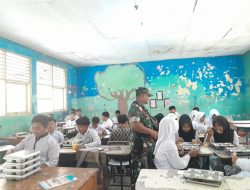 Babinsa Kobarkan Semangat Hari Kartini, Ribuan Siswa di Pebayuran Nikmati MBG dengan Antusias