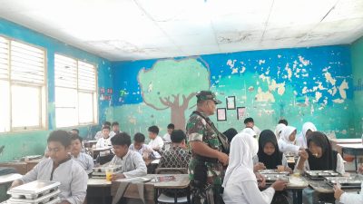 Babinsa Kobarkan Semangat Hari Kartini, Ribuan Siswa di Pebayuran Nikmati MBG dengan Antusias