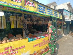 Cek Harga Pasar Babinsa Bantu Melindungi Daya Beli Masyarakat Kecil