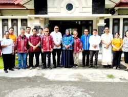 Saat Topi Adat Papua Menyambut Duta Suara Bumi Sawerigading di Bumi Cenderawasih