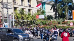 Semarak Kemerdekaan! Sat Intelkam Polres Pelabuhan Makassar Bersama Bajaj Maxim Bagikan 250 Bendera Merah Putih