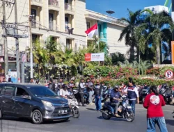 Semarak Kemerdekaan! Sat Intelkam Polres Pelabuhan Makassar Bersama Bajaj Maxim Bagikan 250 Bendera Merah Putih